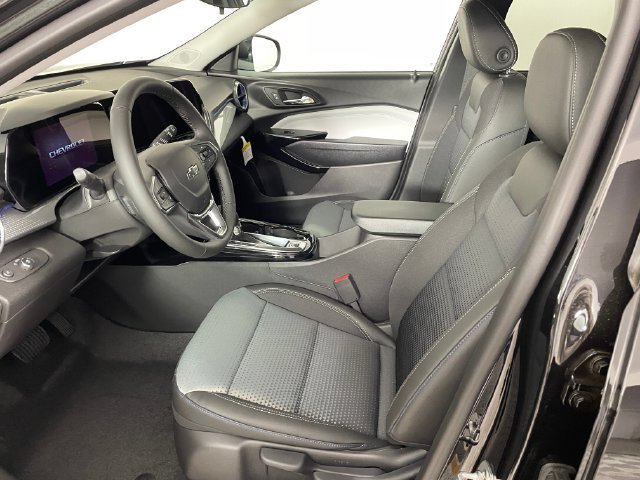 Certified 2026 Chevrolet Trax LT w/ Driver Confidence Package FWD image 2