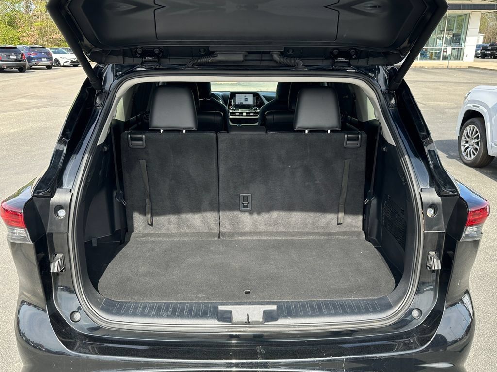Used 2024 Toyota Highlander XLE AWD/4WD image 16