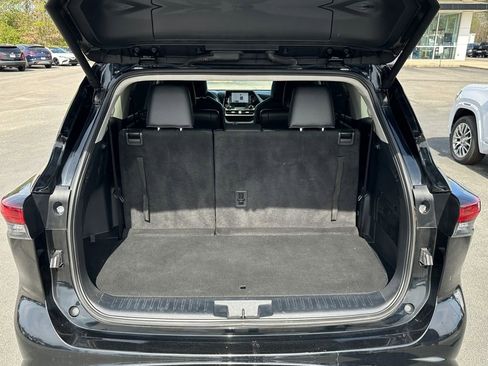 Used 2024 Toyota Highlander XLE AWD/4WD image 16