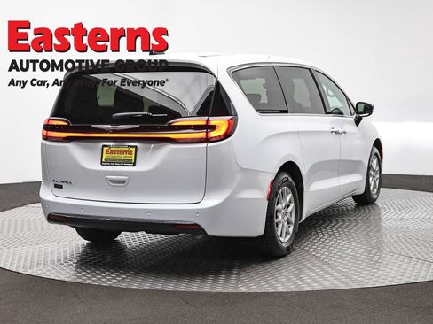 Used 2024 Chrysler Pacifica Touring-L FWD image 5