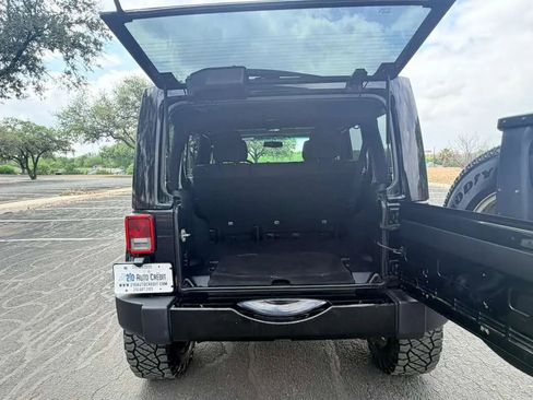 Used 2017 Jeep Wrangler Unlimited Sahara w/ Connectivity Group image 25