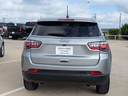 Used 2023 Jeep Compass Sport image 4