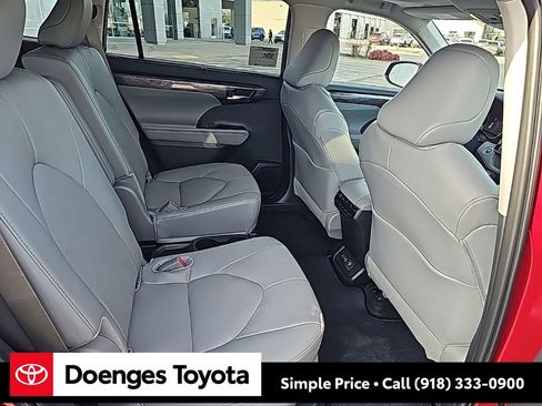 New 2026 Toyota Highlander Platinum image 23