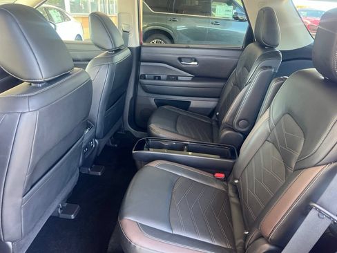 Used 2022 Nissan Pathfinder Platinum AWD/4WD image 9