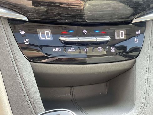 Used 2020 Cadillac XT6 Premium Luxury AWD/4WD image 24