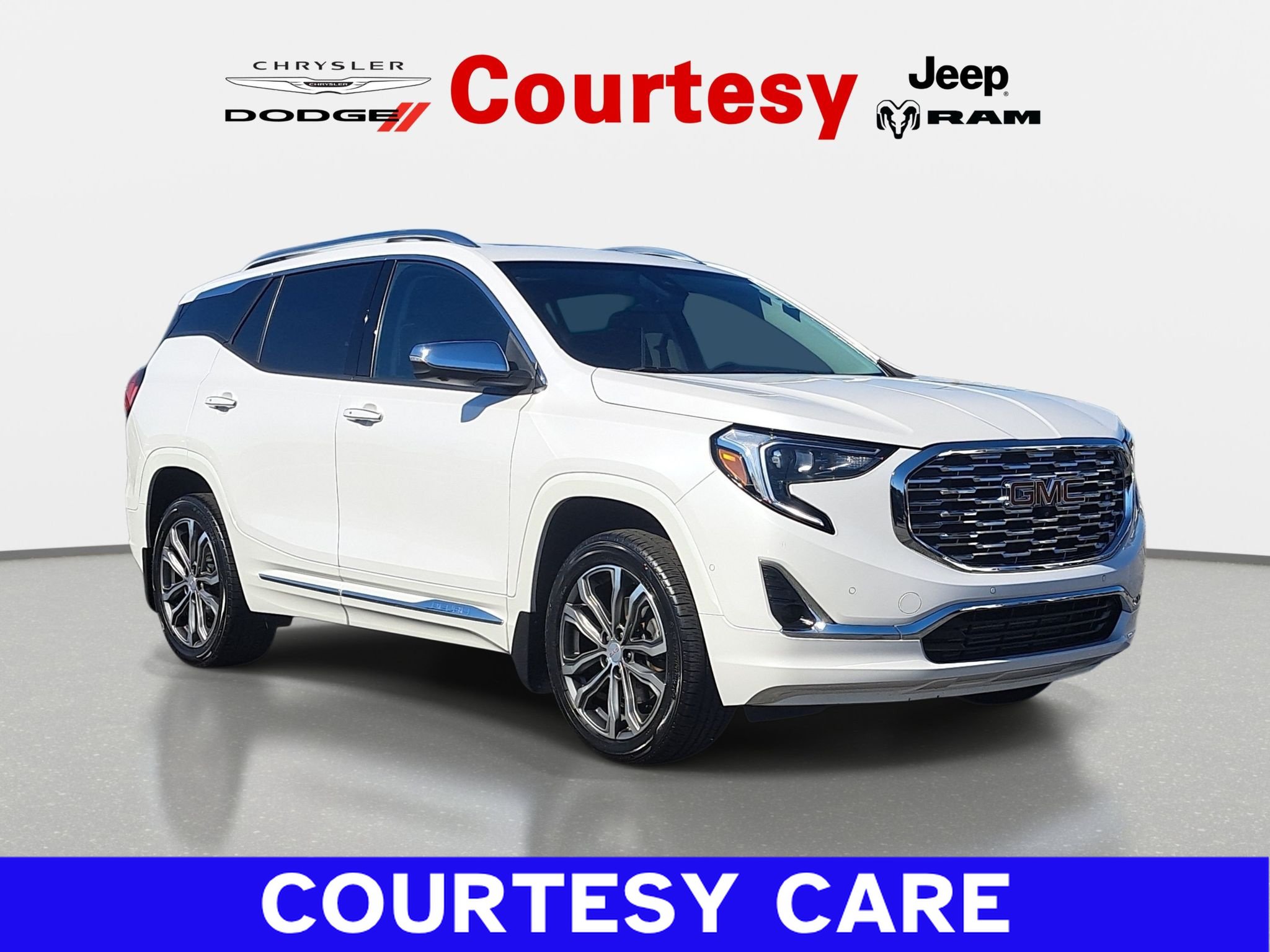 Used 2020 GMC Terrain Denali w/ Denali Premium Package AWD/4WD image 1