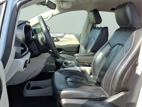 Used 2023 Chrysler Pacifica Touring-L FWD image 20