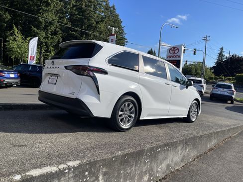 Certified 2024 Toyota Sienna LE AWD/4WD image 7
