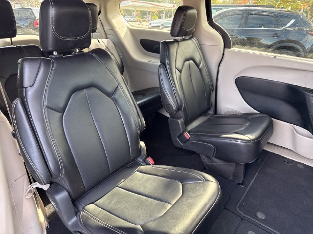 Used 2024 Chrysler Pacifica Touring-L FWD image 19