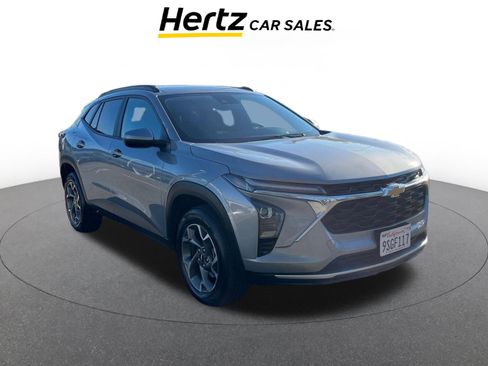 Used 2025 Chevrolet Trax LT image 1