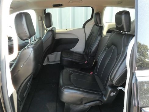 Used 2023 Chrysler Pacifica Touring-L FWD image 38