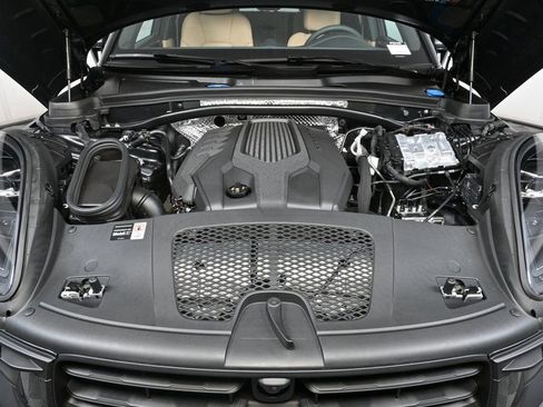 Certified 2026 Porsche Macan image 32