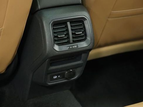 Used 2024 Volkswagen Tiguan SE image 33