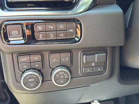 Used 2026 GMC Yukon XL Denali w/ Denali Reserve Package AWD/4WD image 34