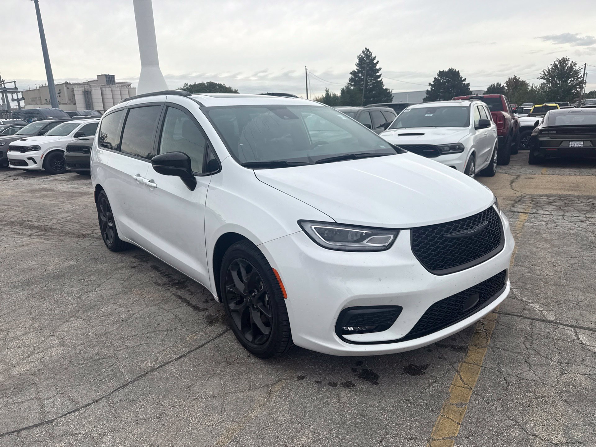 Used 2025 Chrysler Pacifica Limited FWD image 4