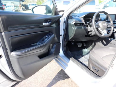 Used 2024 Nissan Altima 2.5 SV image 9