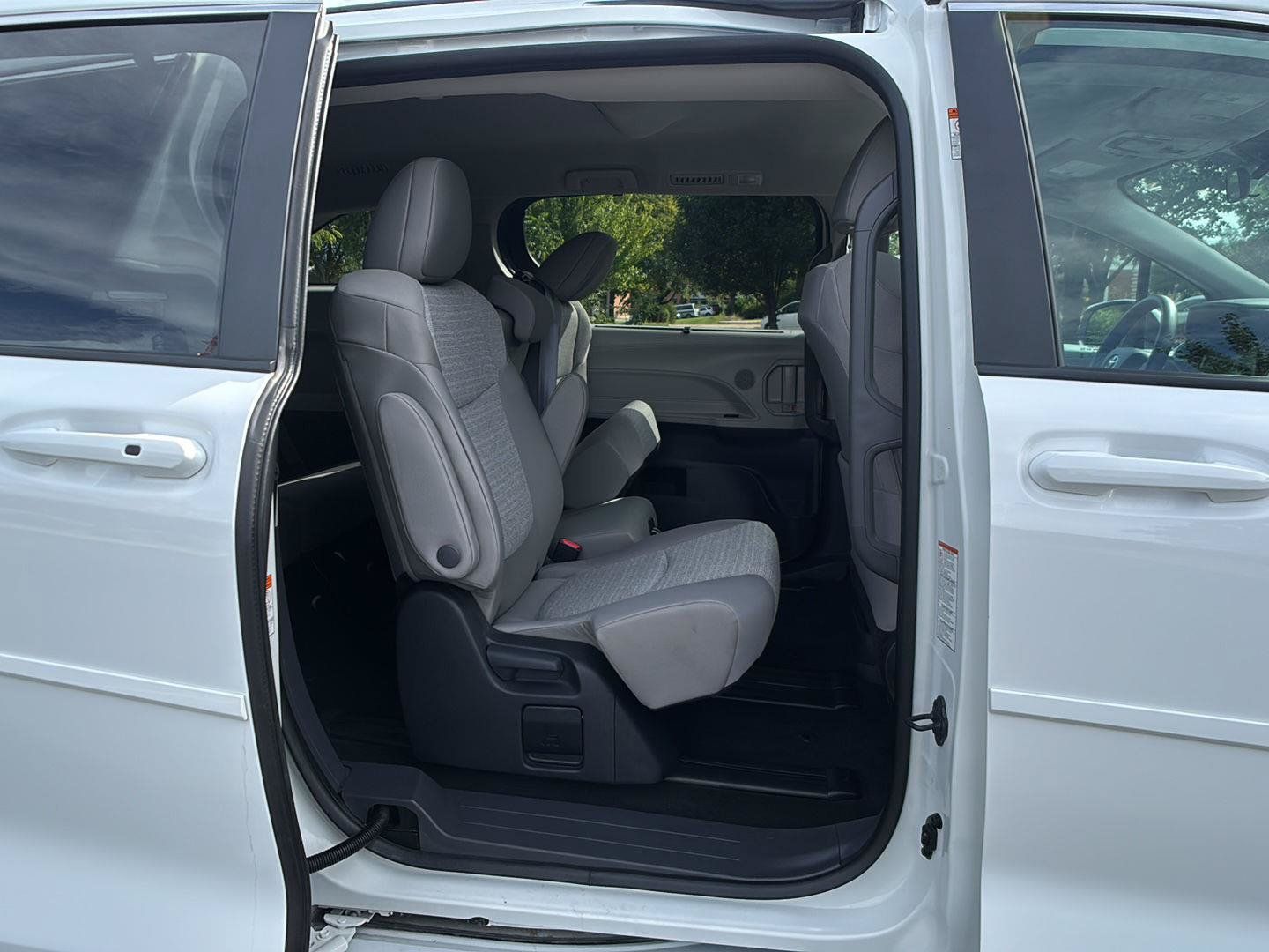 Used 2024 Toyota Sienna LE AWD/4WD image 18