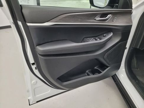 New 2025 Jeep Grand Cherokee Limited image 8