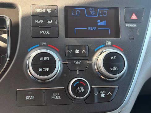 Used 2019 Toyota Sienna LE FWD image 28