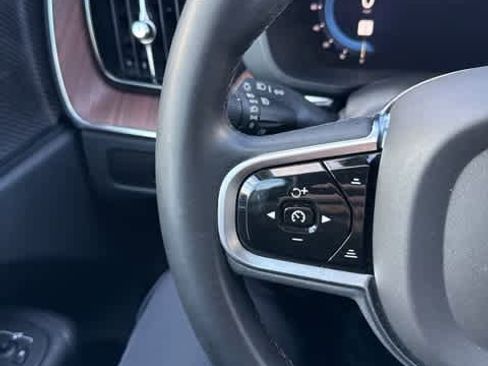 Used 2023 Volvo XC60 B5 Plus image 15