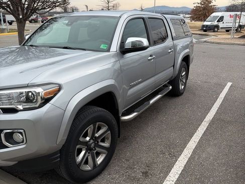 Used 2019 Toyota Tacoma Limited image 2