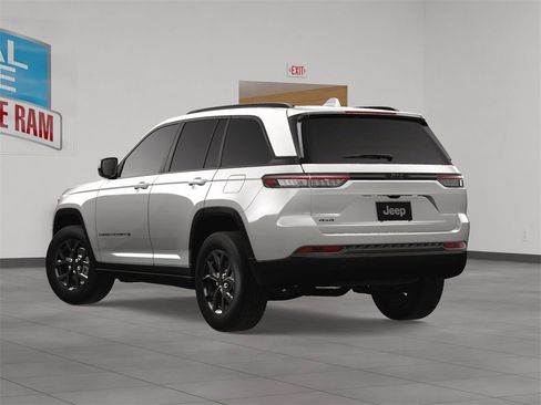 New 2025 Jeep Grand Cherokee Altitude image 4