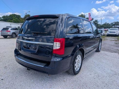 Used 2016 Chrysler Town & Country Touring image 7