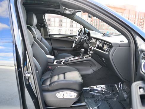 Certified 2026 Porsche Macan AWD/4WD image 22