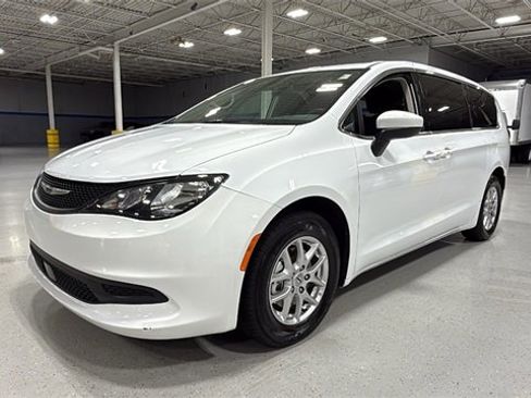 Used 2022 Chrysler Voyager LX image 16