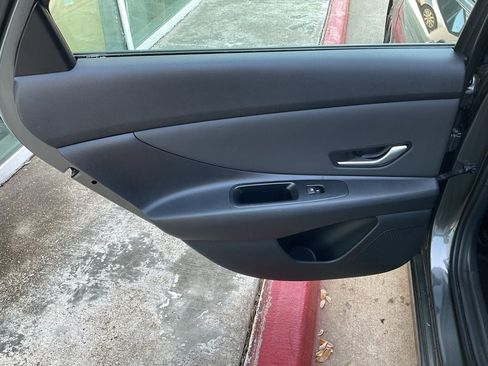 Used 2025 Hyundai Elantra SEL image 17