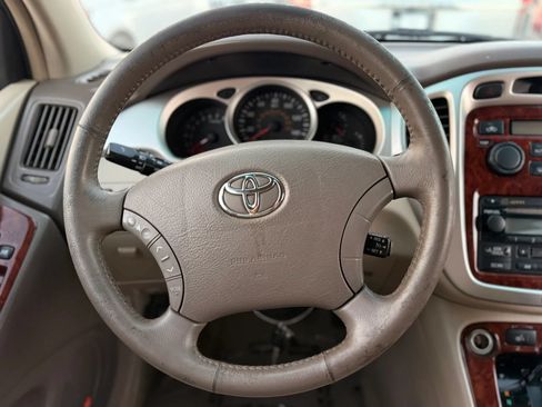 Used 2005 Toyota Highlander Limited w/ Leather Trim Pkg AWD/4WD image 25