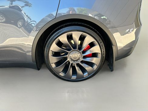 Used 2023 Tesla Model Y Performance image 36