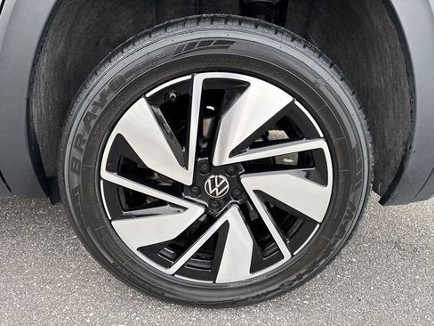 Certified 2025 Volkswagen Atlas SE image 9