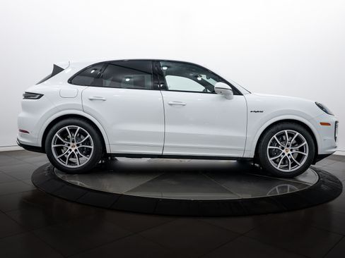 Certified 2026 Porsche Cayenne E-Hybrid image 8