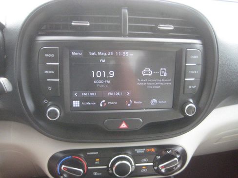 Used 2023 Kia Soul LX w/ LX Technology Package FWD image 11