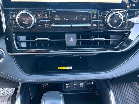 Used 2023 Toyota Highlander Limited AWD/4WD image 32