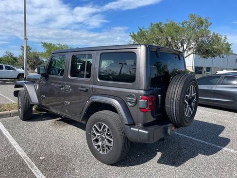 Used 2025 Jeep Wrangler Unlimited Sahara AWD/4WD image 4