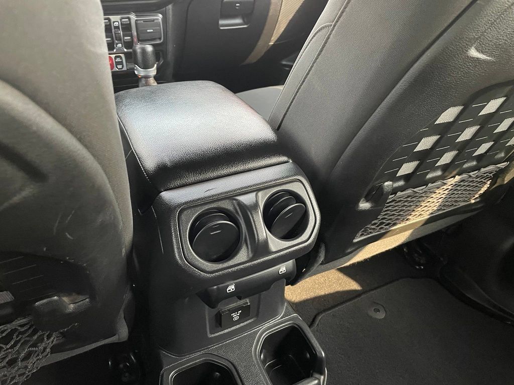 Used 2022 Jeep Wrangler Unlimited Rubicon w/ Cold Weather Group AWD/4WD image 27