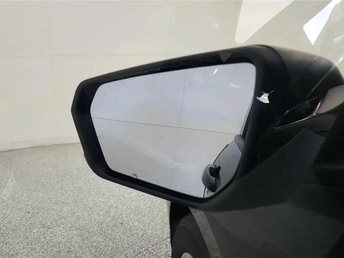 Used 2018 Chevrolet Equinox LS FWD image 24