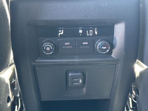 Used 2023 Chevrolet Traverse LT FWD image 24