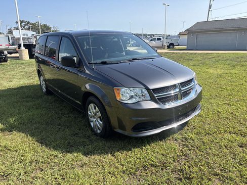 Used 2018 Dodge Grand Caravan SE FWD image 3