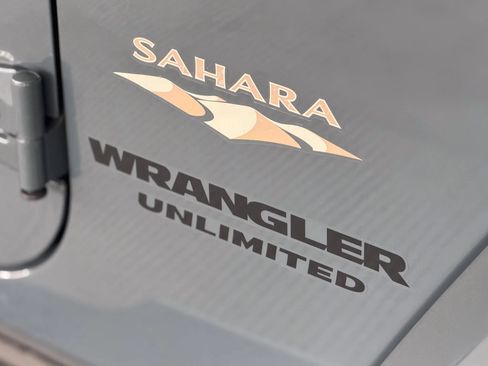 Used 2014 Jeep Wrangler Unlimited Sahara w/ Connectivity Group AWD/4WD image 11