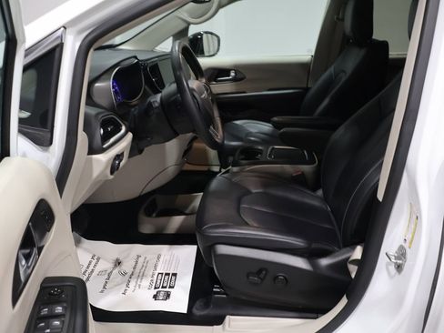 Certified 2024 Chrysler Pacifica Touring-L image 13