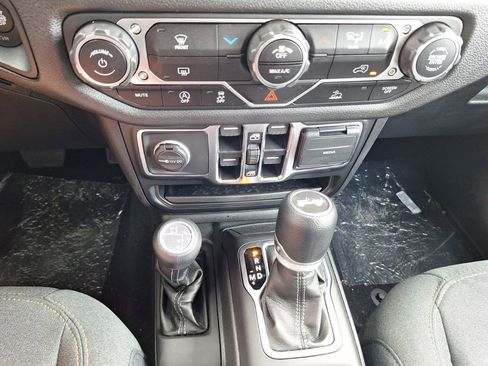 Used 2024 Jeep Wrangler Unlimited Sport AWD/4WD image 17