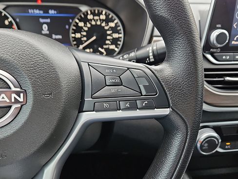 Used 2025 Nissan Altima 2.5 SV FWD image 17