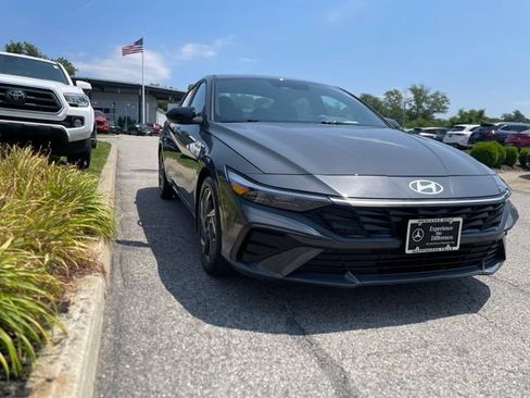Used 2025 Hyundai Elantra Sport FWD image 7