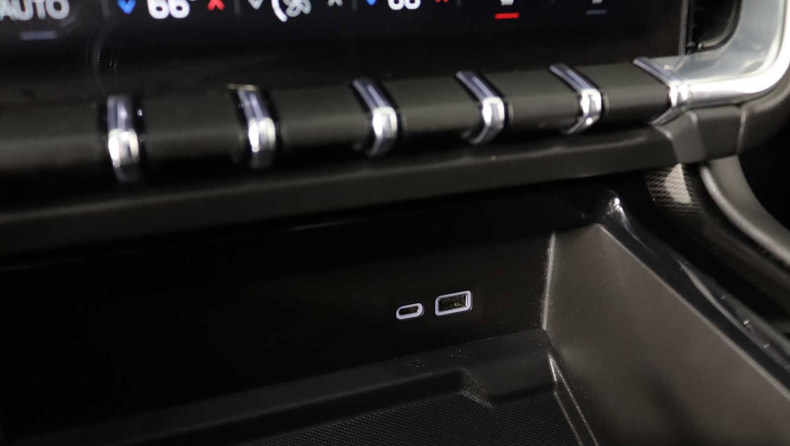 Used 2025 GMC Yukon Elevation w/ Elevation Premium Package AWD/4WD image 26