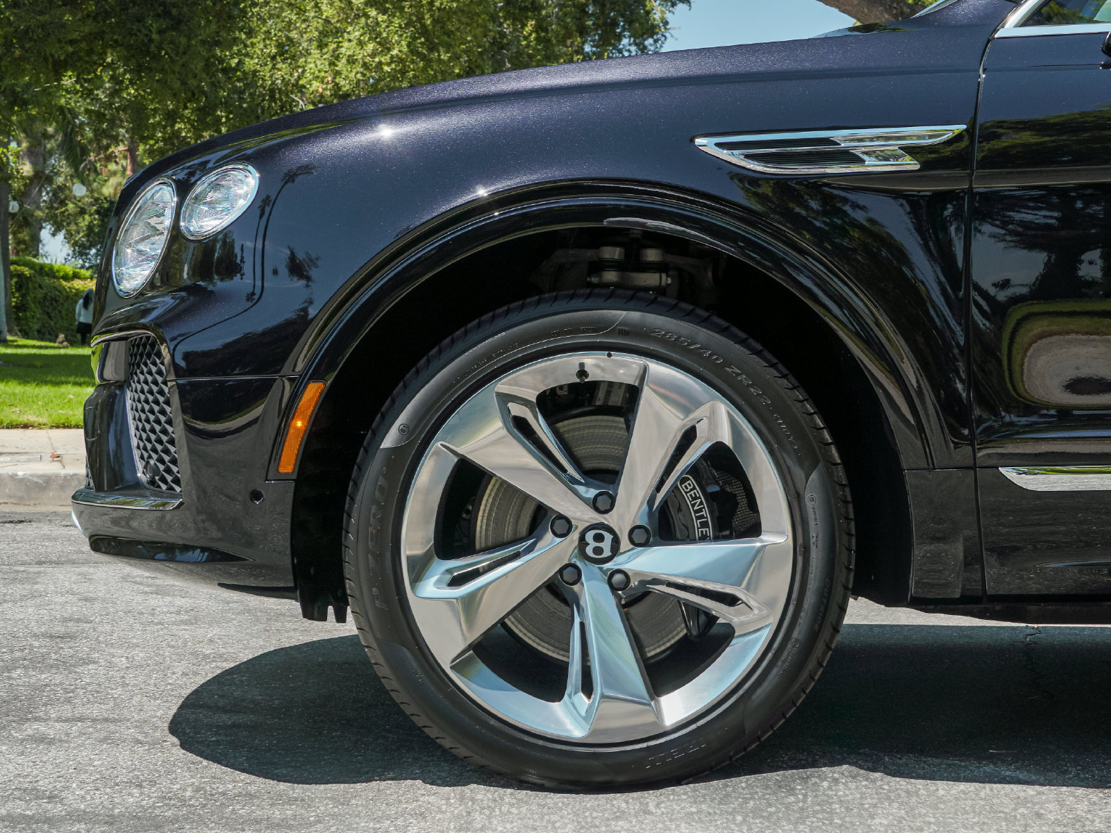 Used 2025 Bentley Bentayga Extended Wheelbase AWD/4WD image 11