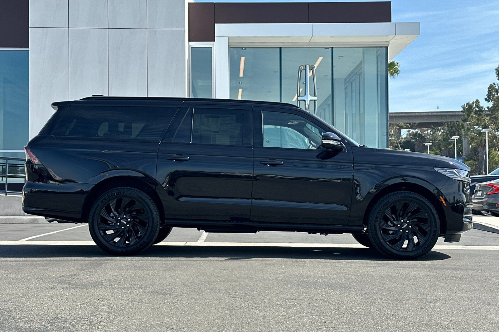 New 2027 Lincoln Navigator L Reserve w/ Jet Appearance Package AWD/4WD image 2