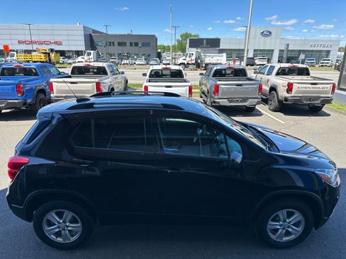 Used 2021 Chevrolet Trax LT w/ Premium Seat Package AWD/4WD image 4